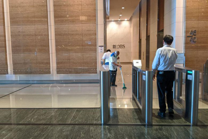 300 nhân viên ngân hàng Singapore sơ tán vì một đồng nghiệp nhiễm corona - Ảnh 1.