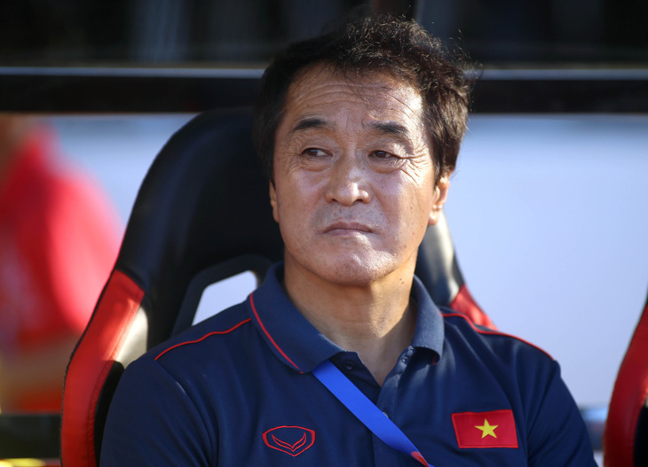 Trợ lý Lee Young Jin thay thầy Park chỉ đạo trận giao hữu Việt Nam - Iraq - Ảnh 1.