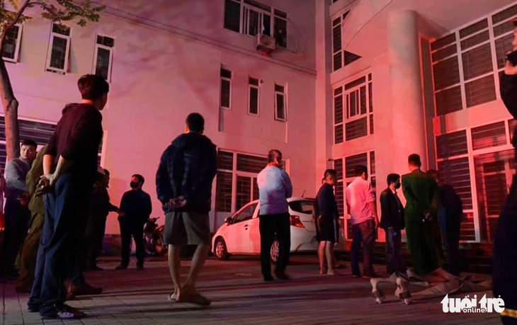 Cứu 7 người ở khu nhà ở sinh viên 9 tầng bị cháy trong đêm - Ảnh 1.