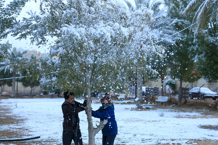 Thời tiết cực đoan, thủ đô Baghdad đón tuyết rơi hiếm có - Ảnh 1.