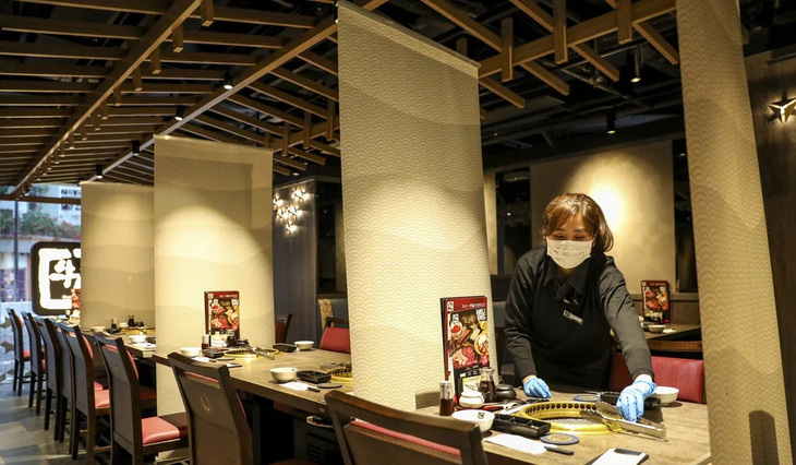 Nhà hàng Hong Kong đặt tấm chắn phòng dịch corona cho khách - Ảnh 2.