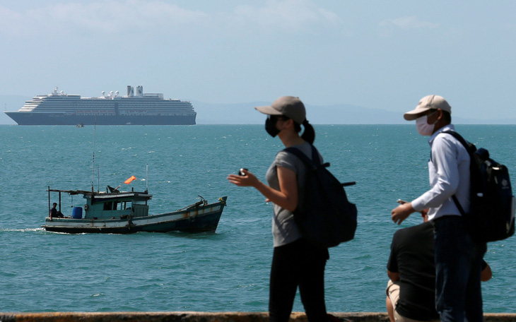 Dân Campuchia lo lắng vì du thuyền bị 'hắt hủi' MS Westerdam cập cảng Sihanoukville