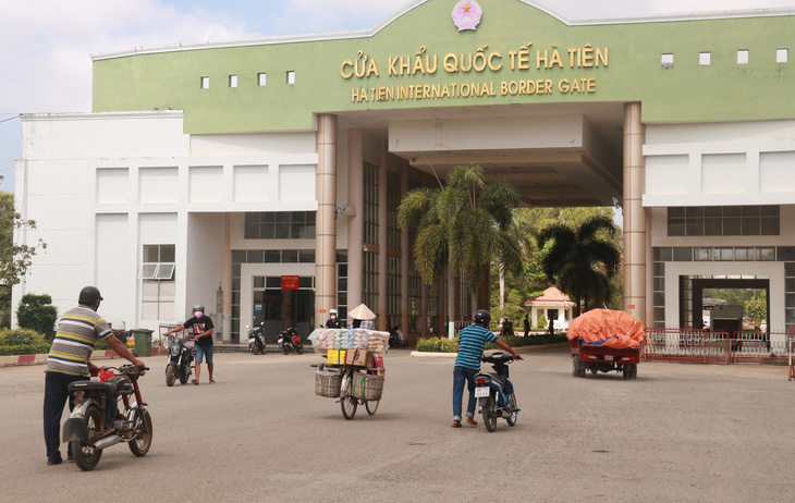 Cửa khẩu Tây Nam phát khẩu trang cho người nhập cảnh từ Campuchia - Ảnh 2.
