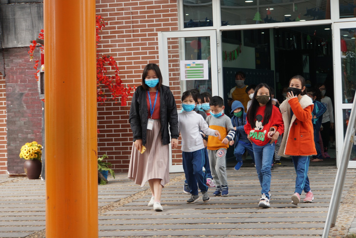 Bộ GD-ĐT: Chỉ cho học sinh đi học trở lại khi có biện pháp phòng chống virus corona - Ảnh 1.