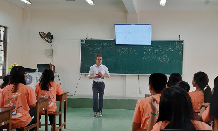 Sinh viên Pháp đến Việt Nam dạy toán - Ảnh 1.