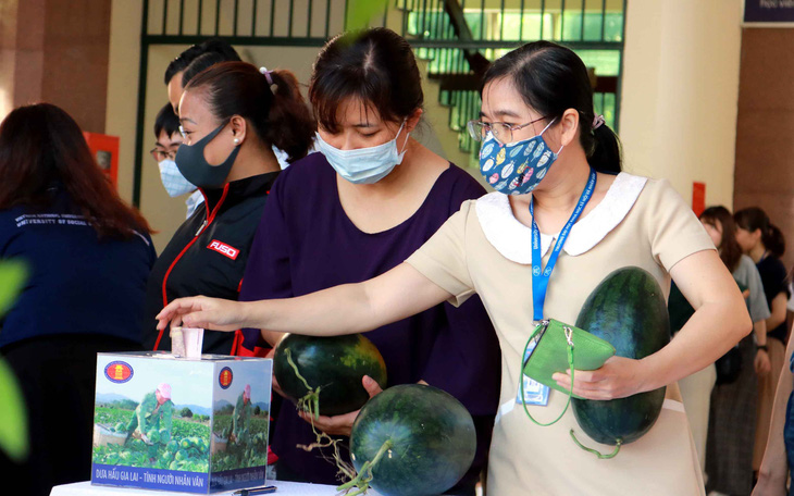 Ngân hàng chia khó với doanh nghiệp giữa vòng xoáy COVID-19