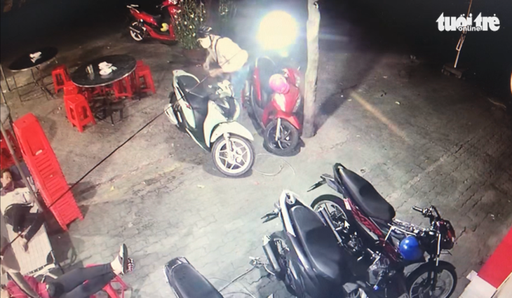 Video lợi dụng tang gia bối rối, hai kẻ trộm cắt khóa dắt 2 xe máy đắt tiền - Ảnh 2.