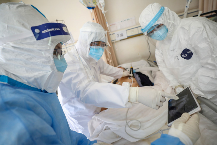 Trung Quốc đưa thêm 1.200 nhân viên y tế đến Vũ Hán - Ảnh 1.