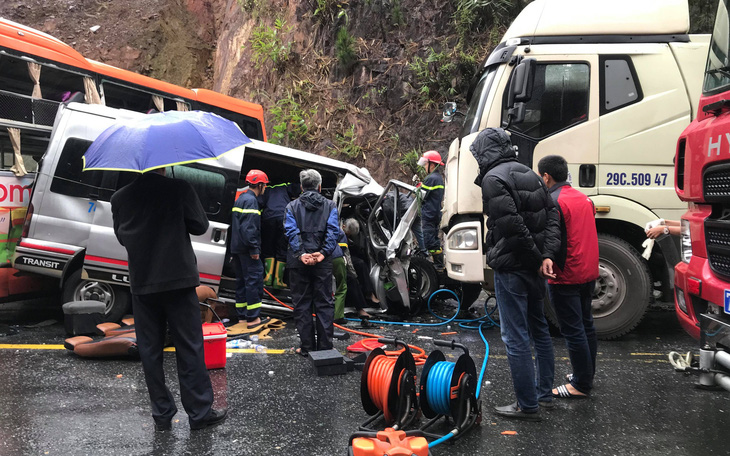 Tai nạn liên hoàn giữa 2 xe khách và xe đầu kéo, 7 người thương vong