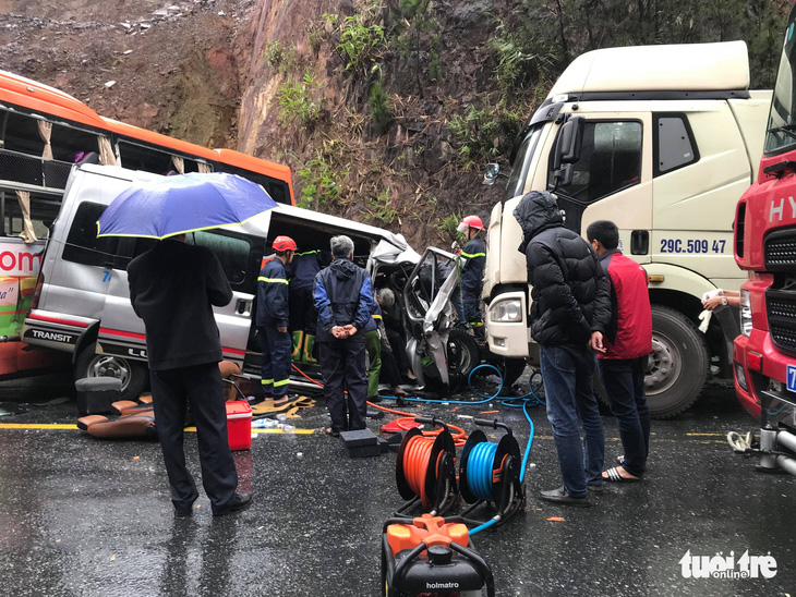 Tai nạn liên hoàn giữa 2 xe khách và xe đầu kéo, 7 người thương vong - Ảnh 1.