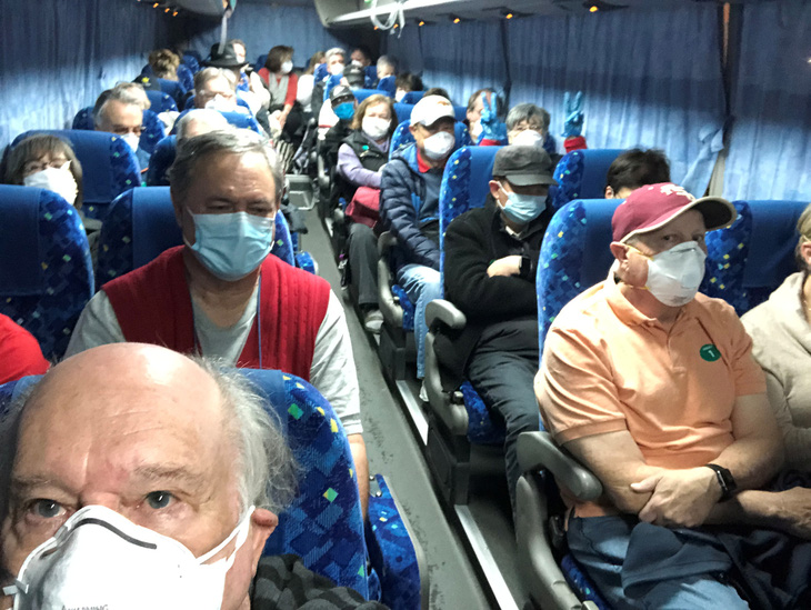 Hơn 300 người kẹt trên du thuyền ở Nhật về tới Mỹ, 14 người nhiễm corona - Ảnh 1.