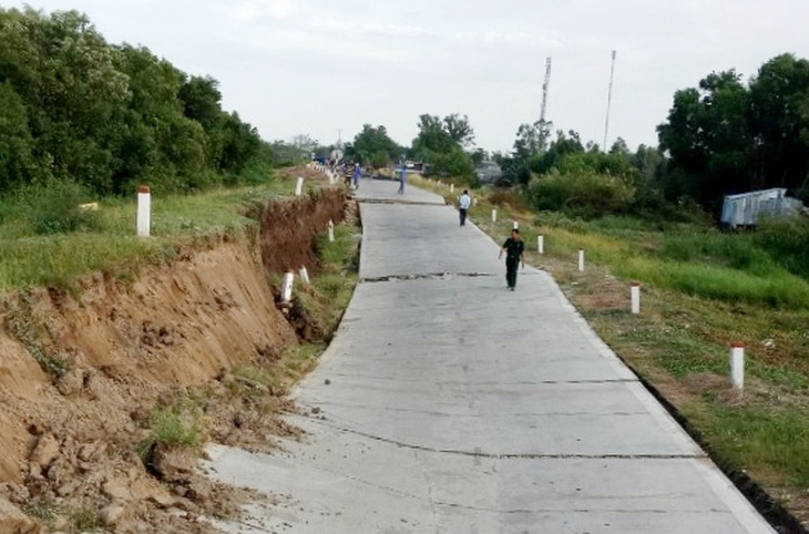 Đường phòng hộ đê biển Tây có đoạn sụt lún xuống 2 mét - Ảnh 1.