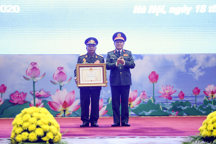 Trao huân chương của Chủ tịch nước Việt Nam cho bộ trưởng Bộ Quốc phòng Lào - Ảnh 1.