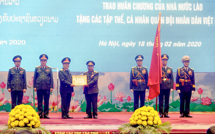 Trao huân chương của Chủ tịch nước Việt Nam cho bộ trưởng Bộ Quốc phòng Lào