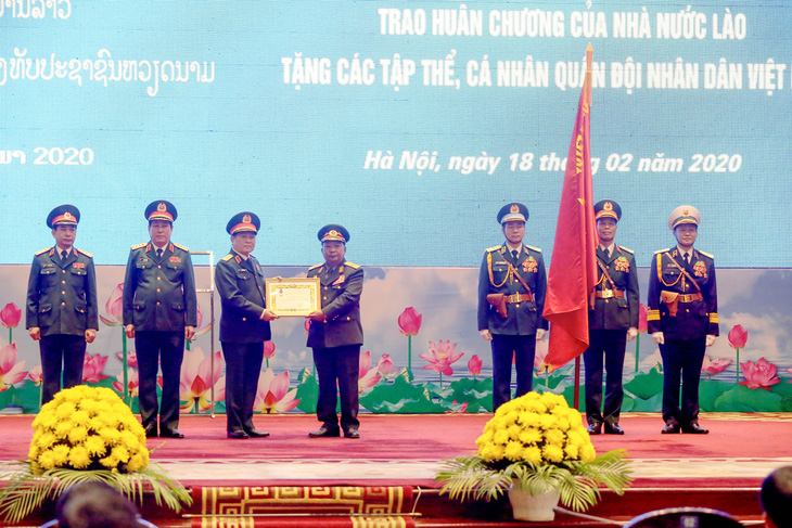 Trao huân chương của Chủ tịch nước Việt Nam cho bộ trưởng Bộ Quốc phòng Lào - Ảnh 2.
