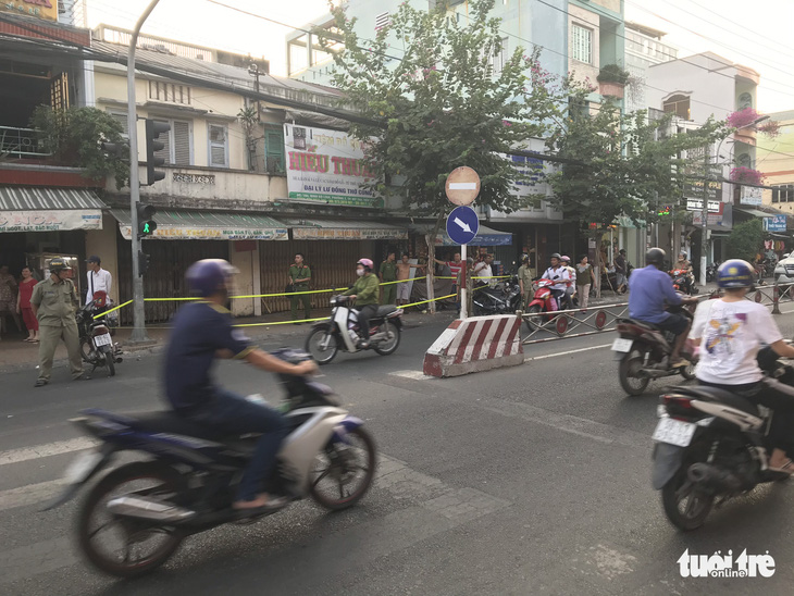 Nhóm thanh niên xông vô quán cà phê chém chết một thanh niên 19 tuổi - Ảnh 1.