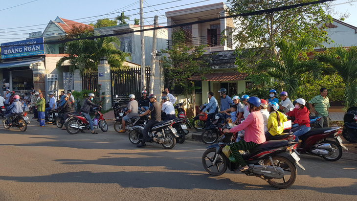 Chạy xe máy tốc độ cao lao vào dải phân cách, 2 thanh niên tử vong - Ảnh 1.