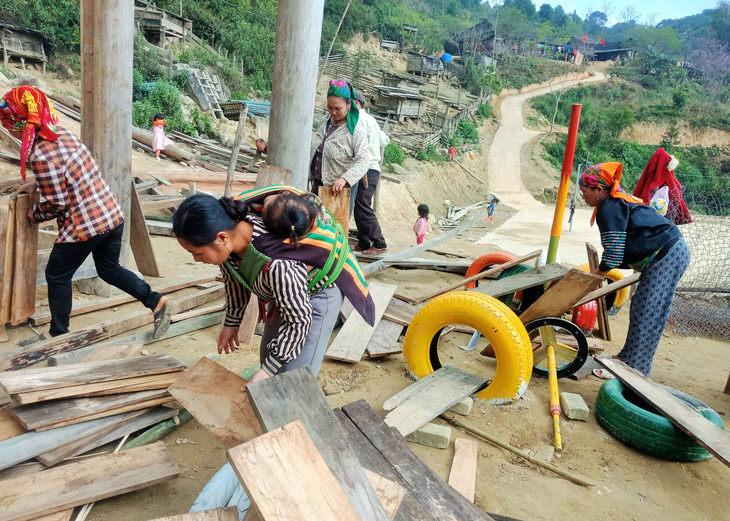 Tranh thủ nghỉ học, người dân chung tay làm nhà cho giáo viên - Ảnh 5.