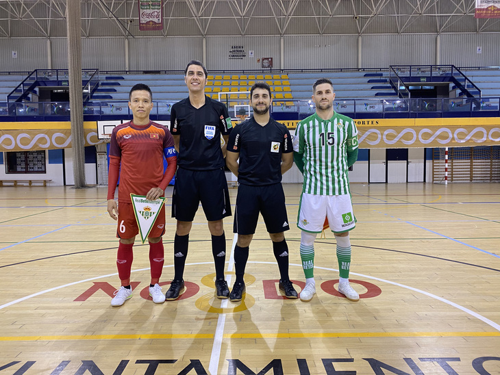 Tuyển futsal Việt Nam thua CLB Real Betis trước khi về Việt Nam - Ảnh 1.