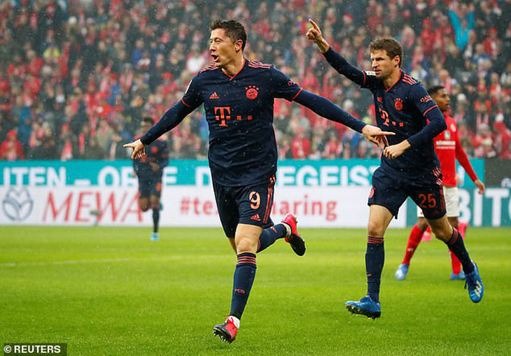 Lewandowski ghi bàn thứ 22, Bayern Munich trở lại ngôi đầu bảng - Ảnh 1.