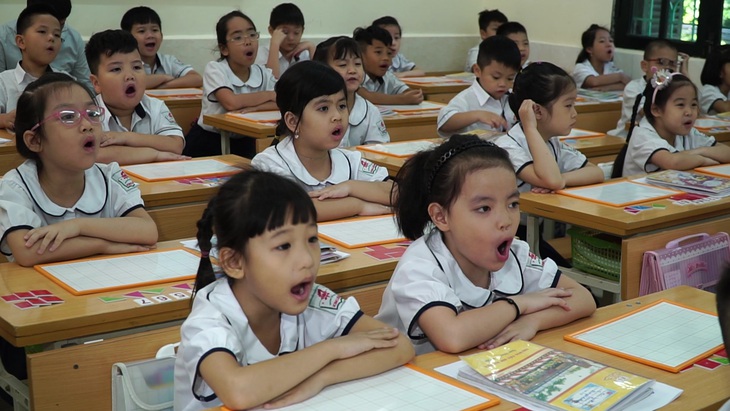 Người biên soạn sách giáo khoa phải là người Việt Nam - Ảnh 1.