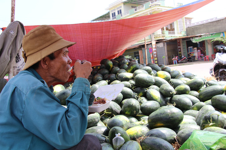 Hàng trăm tấn dưa hấu của nông dân ùn ứ vì dịch corona, thương lái trả giá 1.000 đồng/kg - Ảnh 4.