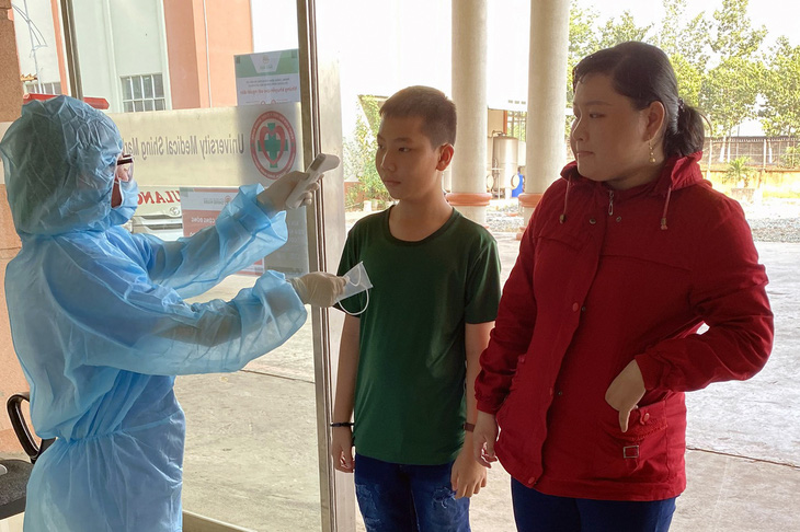 Đồng Nai: Bệnh viện, CSGT phát khẩu trang miễn phí cho người dân - Ảnh 1.