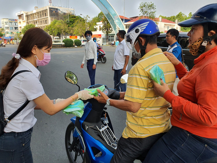 Dân Cần Thơ được phát miễn phí khẩu trang - Ảnh 2.