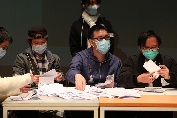 Nhân viên y tế Hong Kong bỏ phiếu đình công, đòi đóng cửa biên giới với Trung Quốc - Ảnh 1.