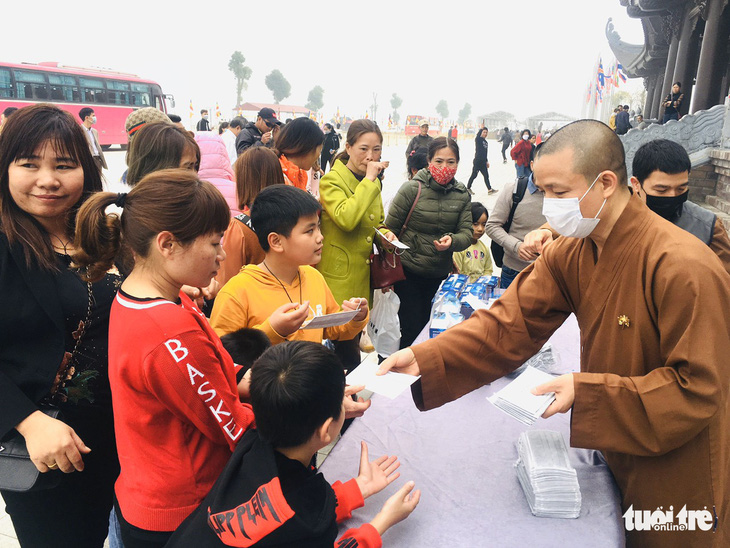 Dành sinh nhật đứng phát khẩu trang cho người dân tới chùa Tam Chúc - Ảnh 2.