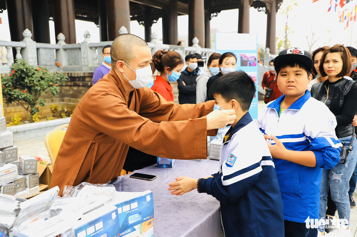 Dành sinh nhật đứng phát khẩu trang cho người dân tới chùa Tam Chúc - Ảnh 4.