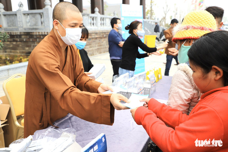 Dành sinh nhật đứng phát khẩu trang cho người dân tới chùa Tam Chúc - Ảnh 5.