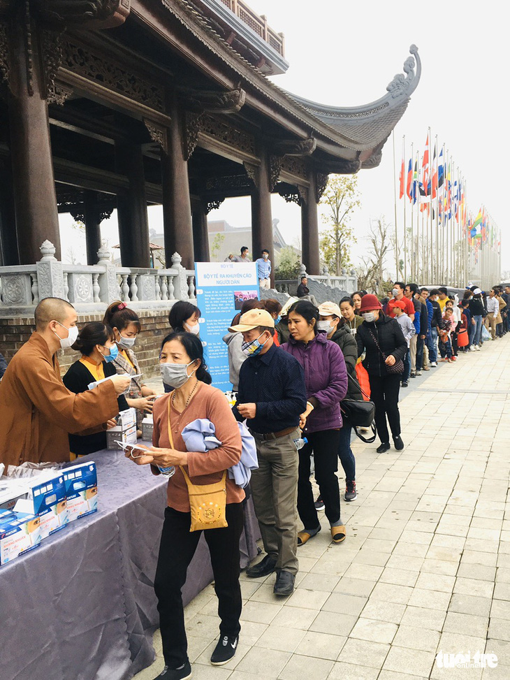 Dành sinh nhật đứng phát khẩu trang cho người dân tới chùa Tam Chúc - Ảnh 9.