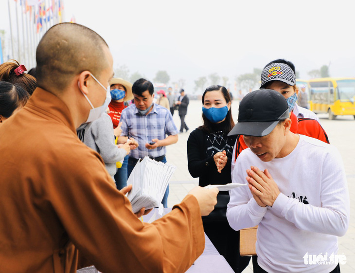 Dành sinh nhật đứng phát khẩu trang cho người dân tới chùa Tam Chúc - Ảnh 10.