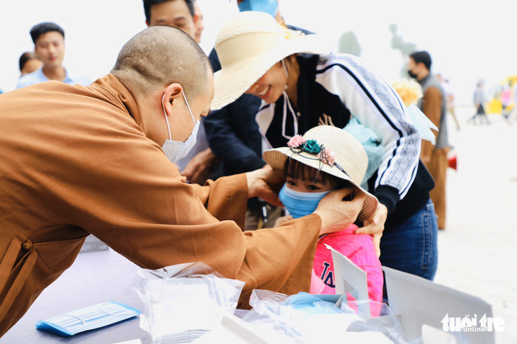 Dành sinh nhật đứng phát khẩu trang cho người dân tới chùa Tam Chúc - Ảnh 11.