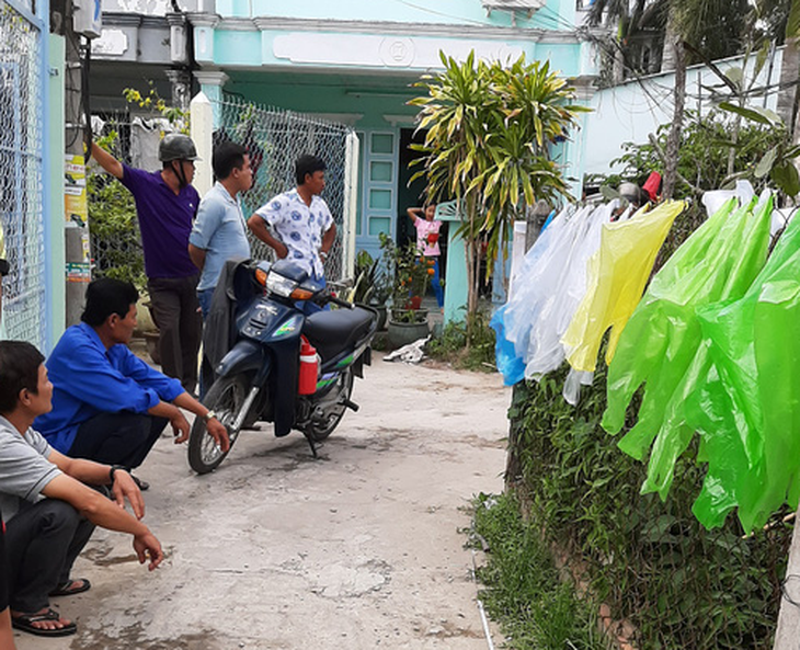 Góp ý chuyện nẹt pô trong hẻm, chồng bị đâm chết, vợ bị chém trọng thương - Ảnh 1.