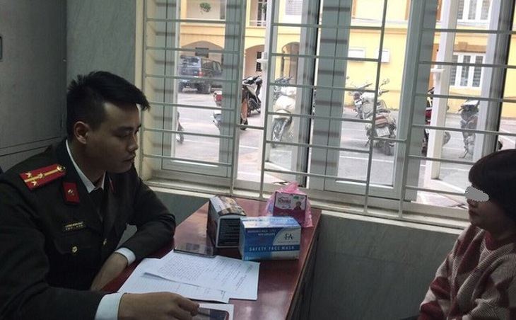 Hà Nội niêm phong một quầy thuốc vì chặt chém giá khẩu trang - Ảnh 1.