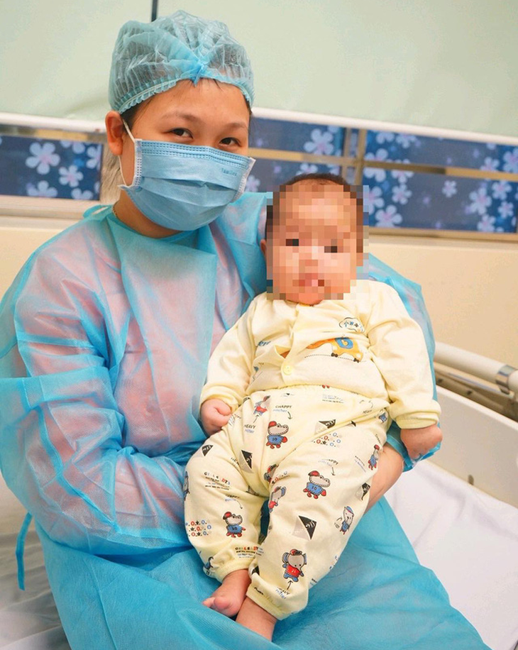 Bệnh nhi 3 tháng tuổi, ca bệnh COVID-19 nhỏ nhất Việt Nam xuất viện - Ảnh 5.