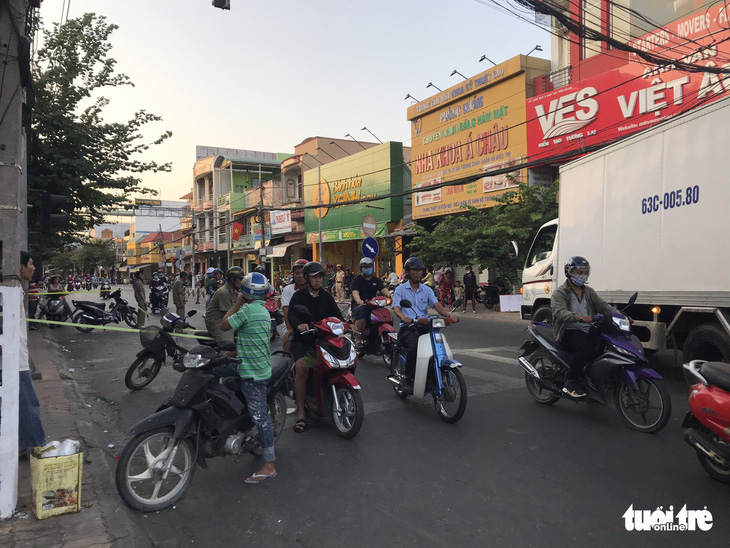 Bắt 4 thanh niên vụ xông vô quán cà phê chém chết thanh niên 19 tuổi - Ảnh 1.