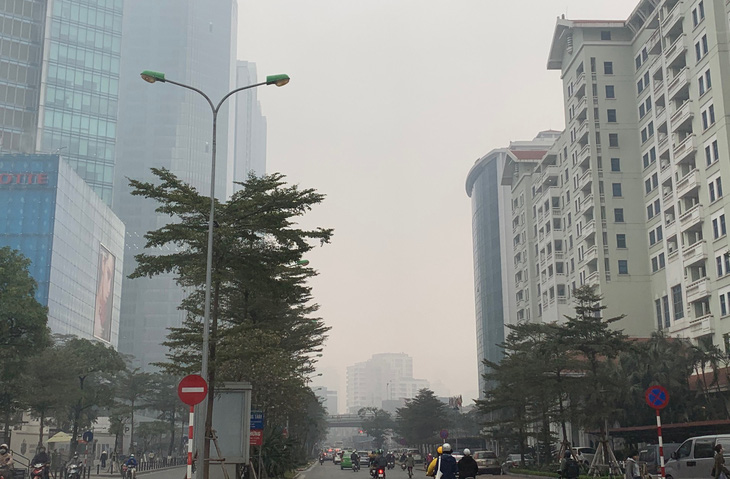 Đường phố vắng xe, Hà Nội vẫn ô nhiễm không khí nghiêm trọng - Ảnh 1.