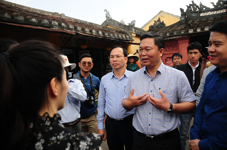 Cả chục lãnh đạo tỉnh Quảng Nam lội bộ ngoài đường, trò chuyện với khách Tây - Ảnh 2.