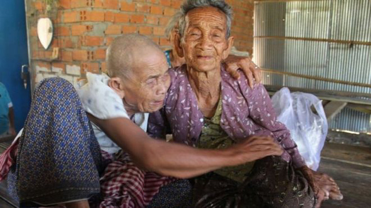 Cuộc đoàn tụ nghẹn ngào sau 47 năm thất lạc của 3 chị em trên dưới 100 tuổi - Ảnh 1.