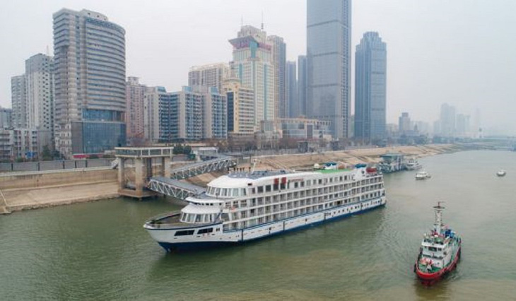 Trung Quốc điều 7 du thuyền làm khách sạn nổi cho y bác sĩ Vũ Hán - Ảnh 1.