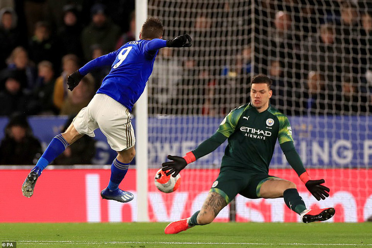 Aguero sút hỏng penalty, Jesus giúp Man City khuất phục Leicester tại King Power - Ảnh 3.