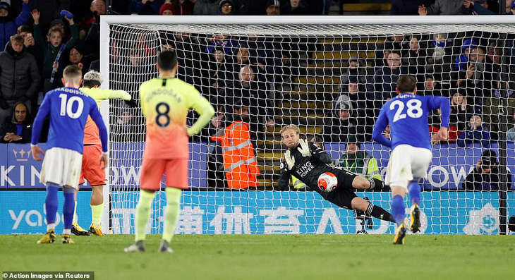 Aguero sút hỏng penalty, Jesus giúp Man City khuất phục Leicester tại King Power - Ảnh 2.