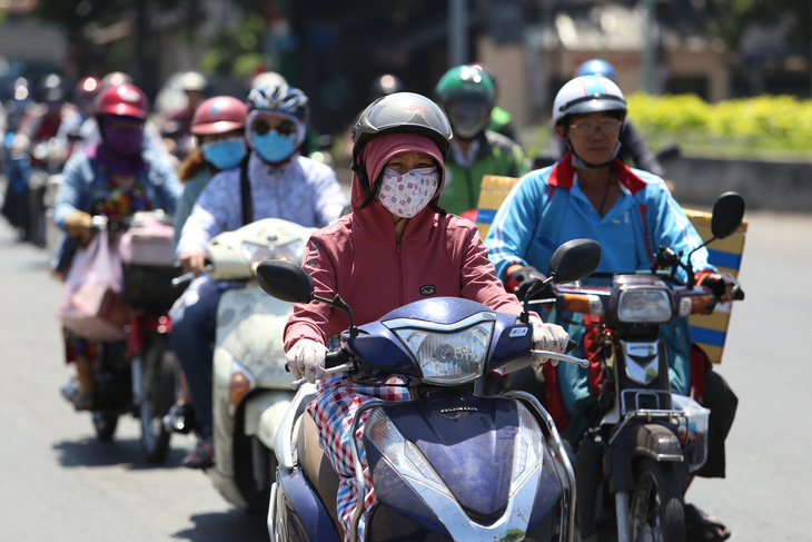 TP.HCM buổi trưa nắng nóng, Hà Nội chất lượng không khí xấu - Ảnh 1.