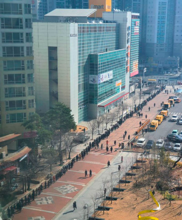 Người Hàn Quốc xếp hàng cả trăm mét đợi mua khẩu trang ở Daegu - Ảnh 4.