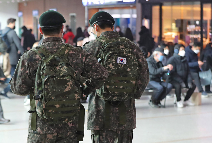 Hàn Quốc: 11 quân nhân nhiễm COVID-19, cách ly 7.700 người - Ảnh 1.