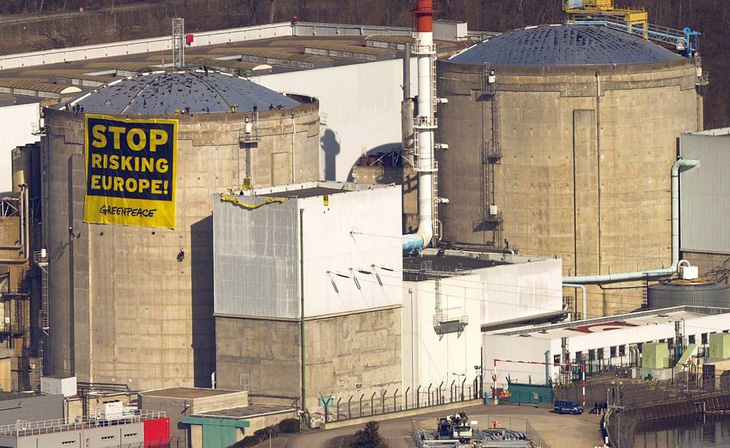 Pháp bắt đầu đóng cửa nhà máy điện hạt nhân lâu đời nhất nước này - Ảnh 1.