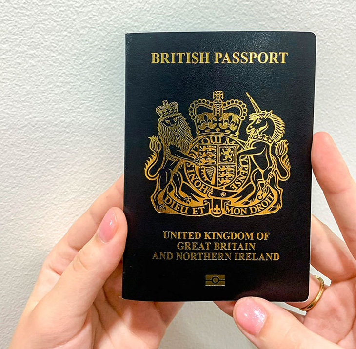 Anh chính thức đổi màu hộ chiếu sau sự kiện Brexit - Ảnh 1.